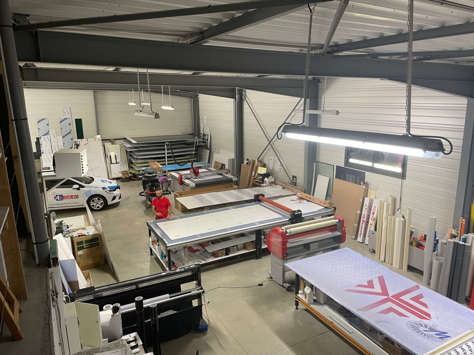 El taller de Jet d'Encre cuenta con las impresoras, máquinas de corte y otros equipos necesarios para llevar a cabo sus encargos de rotulación.